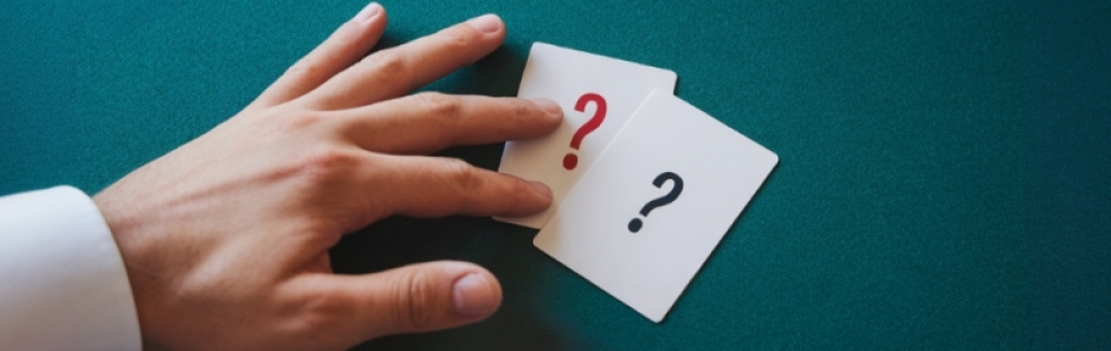 To Show or Not to Show: The Strategy Behind Revealing Your Hole Cards